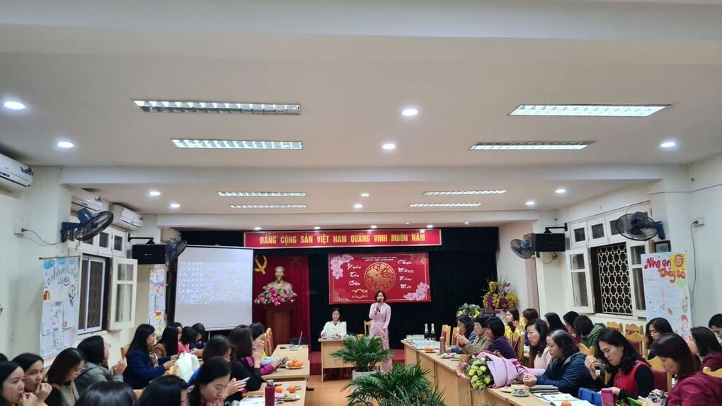 Hội đồng sư phạm Trường THCS Thành Công tổ chức gặp mặt đầu Xuân, nồng nhiệt đón chào cô giáo Quỳnh Hương – Phó Hiệu trưởng mới của nhà trường.