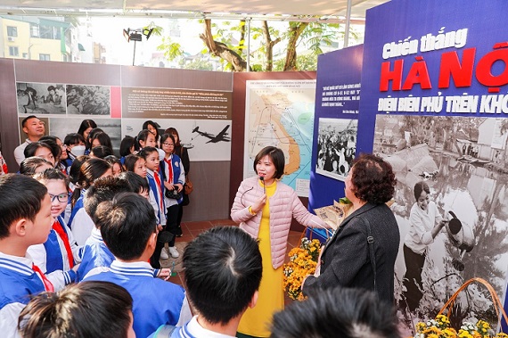 Học sinh trường THCS Thành Công tham quan di tích hồ Hữu Tiệp và triển lãm 50 năm chiến thắng “Hà Nội – Điện Biên Phủ trên không” của quận Ba Đình