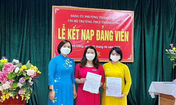Chi bộ trường THCS Thành Công kết nạp Đảng viên năm 2022
