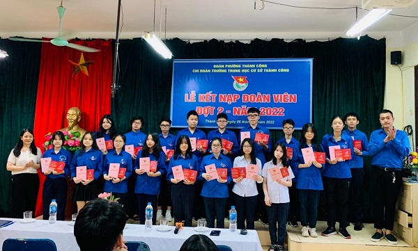 Lễ kết nạp Đoàn viên mới cho học sinh khối 9 (Đợt 2) - Lời chào tạm biệt và tin tưởng của Chi Đoàn với những Đội viên ưu tú.