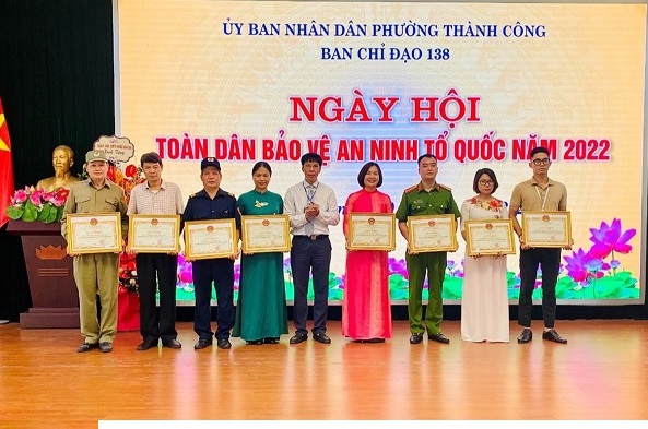 Trường THCS Thành Công nhận Giấy khen về công tác xây dựng phong trào bảo vệ an ninh quốc phòng khối trường học.