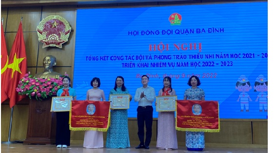 Liên đội trường THCS Thành Công vinh dự đón nhận bằng khen của  BCH Trung ương Đoàn TNCS Hồ Chí Minh năm học 2021 – 2022
