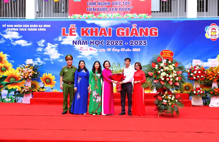 Rộn rã ngày khai trường.