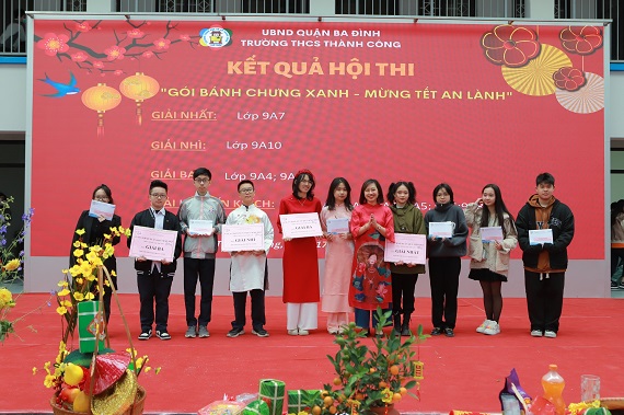 Trải nghiệm thú vị lần đầu gói bánh chưng của một thành viên 9A7 - lớp đạt giải nhất trong phần thi “ Gói bánh chưng xanh - Mừng Tết an lành”.