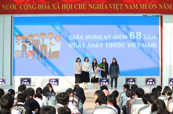 Người thầy không đứng trên bục giảng - người thầy mang màu áo trắng!