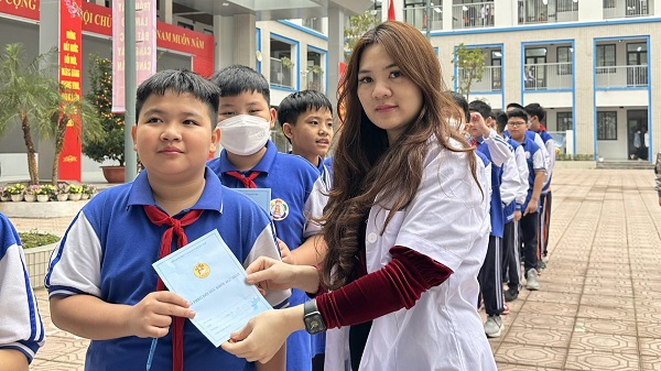 Trường THCS Thành Công tổ chức khám sức khỏe định kì cho học sinh toàn trường.