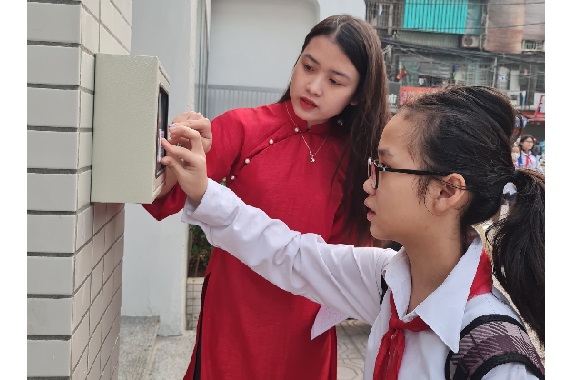 Máy quét thẻ từ - một cách quản lí học sinh sáng tạo, hiệu quả của trường THCS Thành Công trong giai đoạn chuyển đổi số