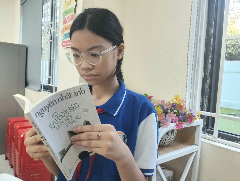 Giới thiệu sách  “Có hai con mèo ngồi bên cửa sổ” của tác giả Nguyễn Nhật Ánh