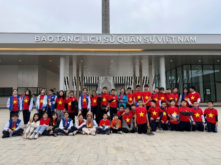 Chi Đội La Văn Cầu tham quan Bảo tàng Lịch sử Quân sự Việt Nam.
