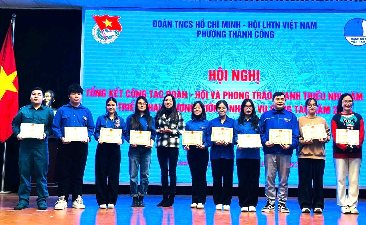 Chi đoàn trường THCS Thành Công vinh dự được UBND phường Thành Công trao tặng giấy khen