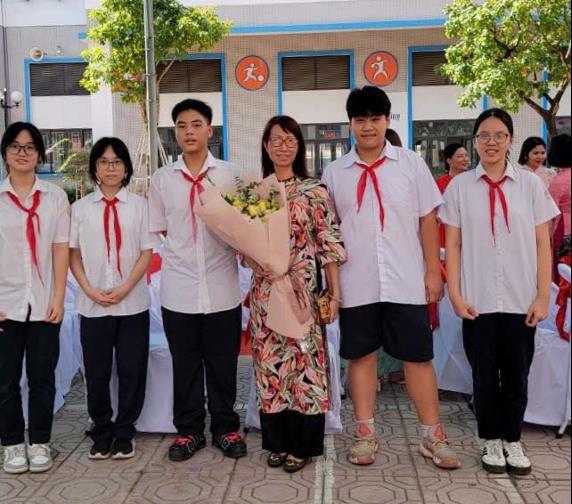 Tập thể lớp 9A3 tri ân cô giáo Ngô Thúy Anh – Người lái đò tận tụy