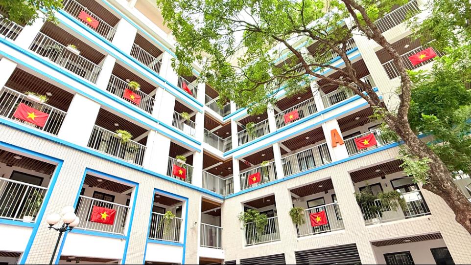 Sân trường mùa nắng cuối