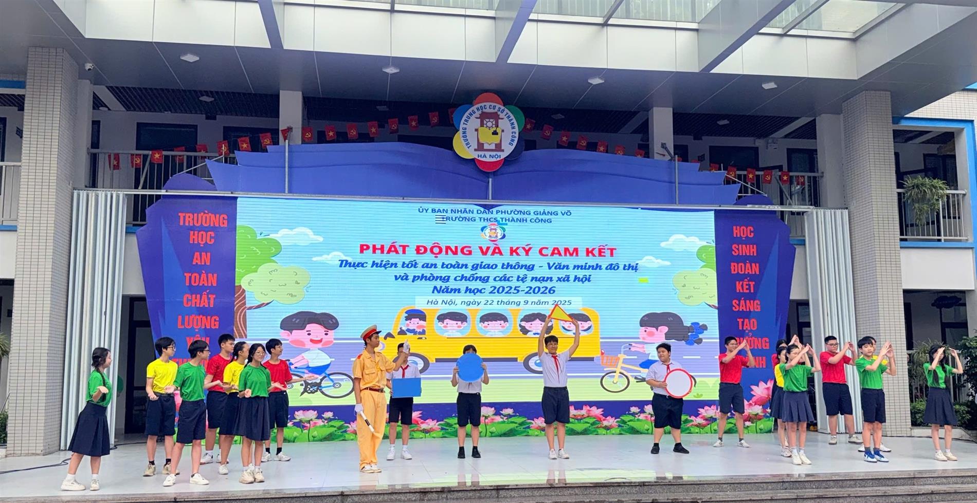 “Chúng em với an toàn giao thông” – chuyên đề thiết thực trong buổi sinh hoạt dưới cờ của trường THCS Thành Công