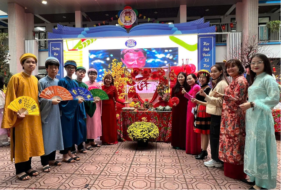 “Hương vị Tết xưa” của lớp 9A6 - Gói bánh chưng xanh, trao Tết an lành!