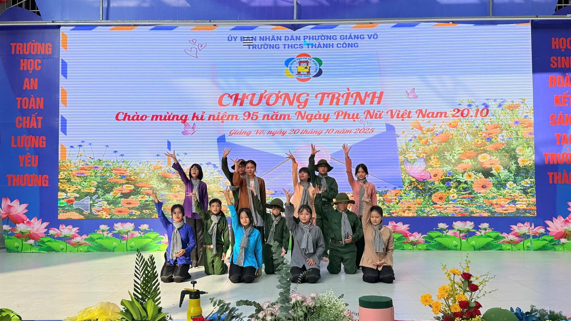 Tập thể 7A6 tưng bừng, sôi nổi chào mừng Ngày Phụ nữ Việt Nam 20/10