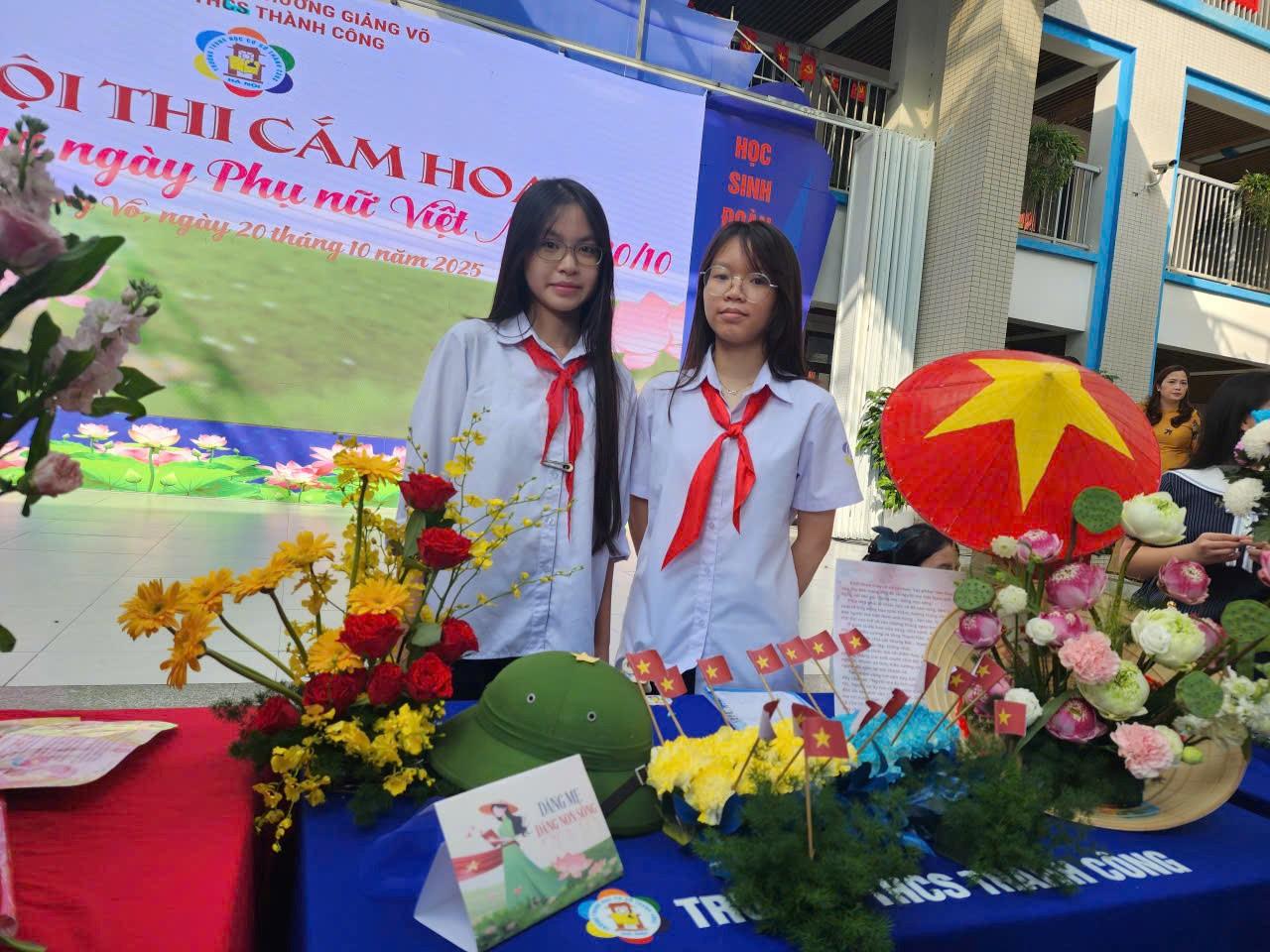 Lẵng hoa lớp 8A6 dành tặng "Người phụ nữ em yêu".