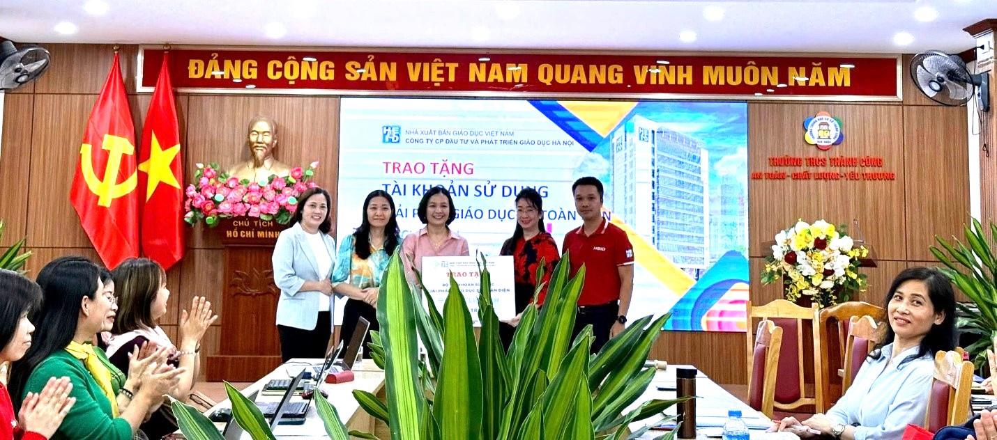 Trường THCS Thành Công được trao tặng tài khoản học liệu số và tập huấn ứng dụng hoclieu.vn