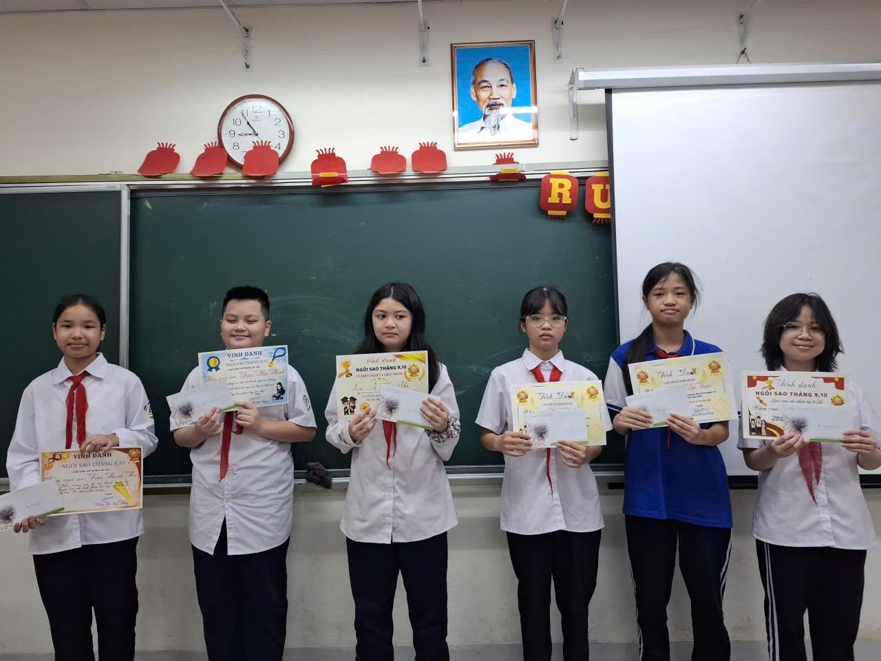 Lớp 6A5 vinh danh những ngôi sao nửa đầu học kì I năm học 2025 - 2026