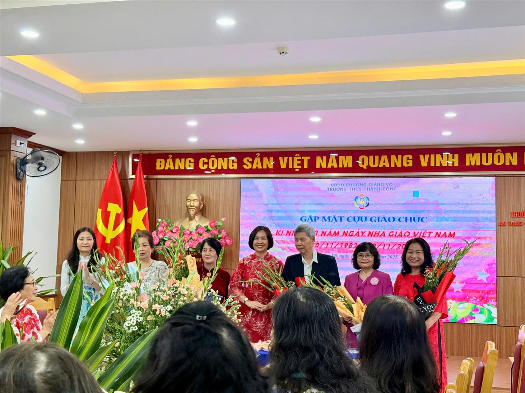 Khi các cây cao bóng cả trở về mái nhà xưa - Ấm áp cuộc gặp mặt các cựu giáo chức của trường THCS Thành Công nhân ngày Nhà giáo Việt Nam 20/11