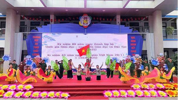 Liên khúc "Em yêu trường em" chạm đến cảm xúc –  món quà ý nghĩa của lớp 6A