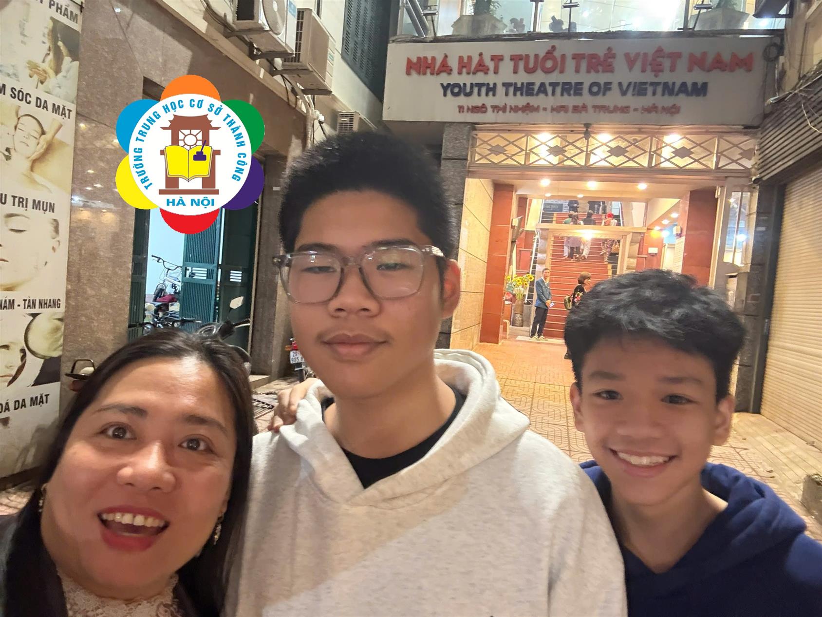 Học sinh lớp 8A7 trường THCS Thành Công xúc động khi xem vở kịch nói” Quân khu Nam Đồng” Nhân kỉ niệm Ngày thành lập Quân đội nhân dân Việt Nam 22/12