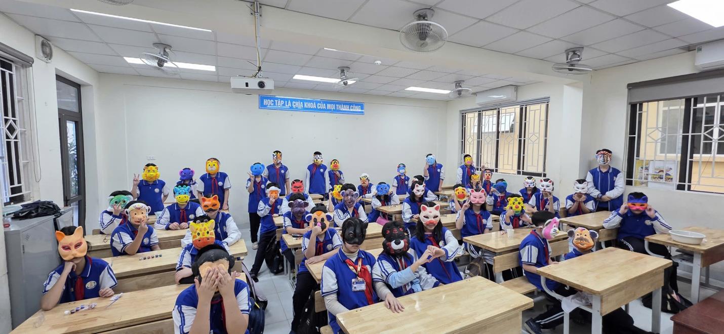 Hoạt động trang trí mặt nạ bột truyền thống của tập thể lớp 6A7