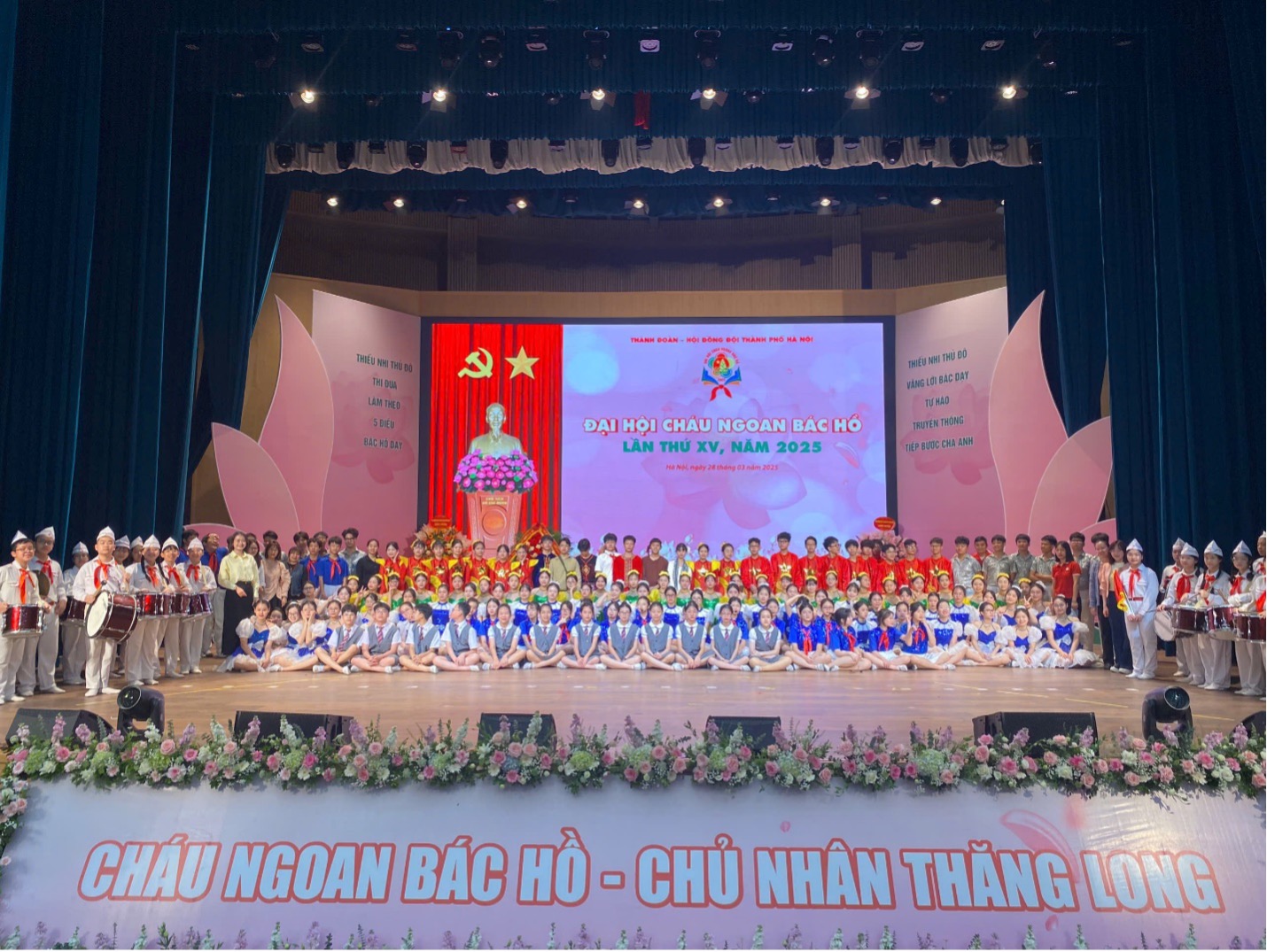 Gần 200 bạn Đội viên Trường THCS Thành Công tham gia biểu diễn màn sinh hoạt truyền thống tại Đại hội cháu ngoan Bác Hồ cấp Thành phố năm 2025