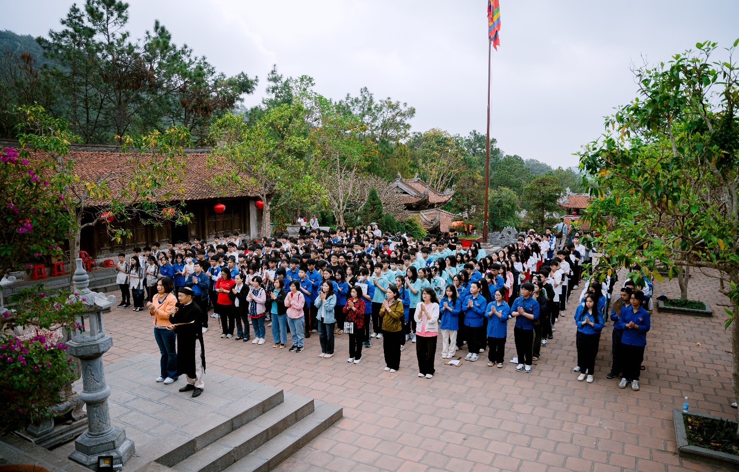 Dâng nén hương thơm: học sinh khối 9 trường THCS Thành Công, Ba Đình tiếp nối truyền thống hiếu học của dân tộc