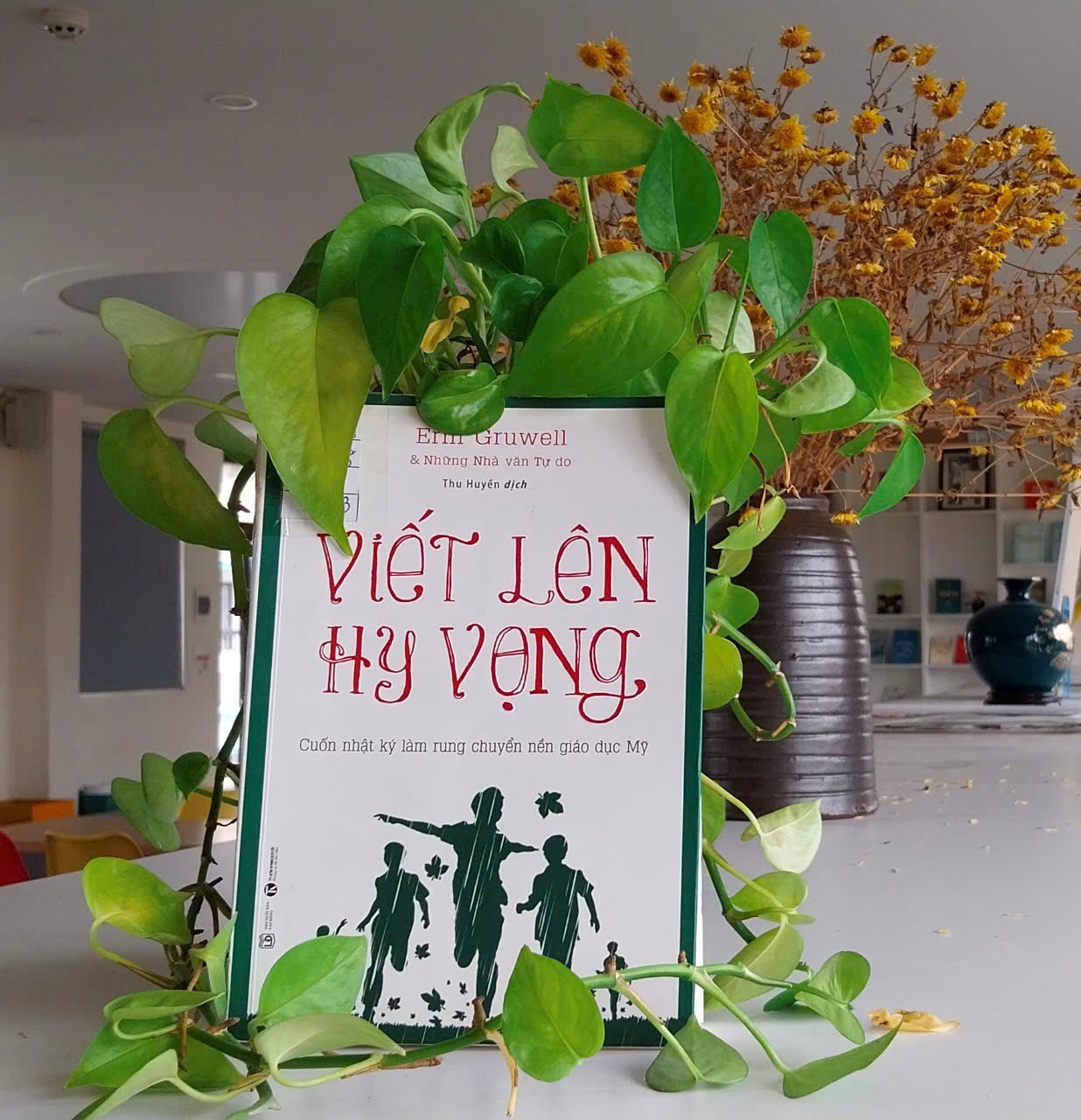 Giới thiệu sách tháng 3: Cuốn sách "Viết lên hy vọng" – Khi giáo dục thay đổi số phận