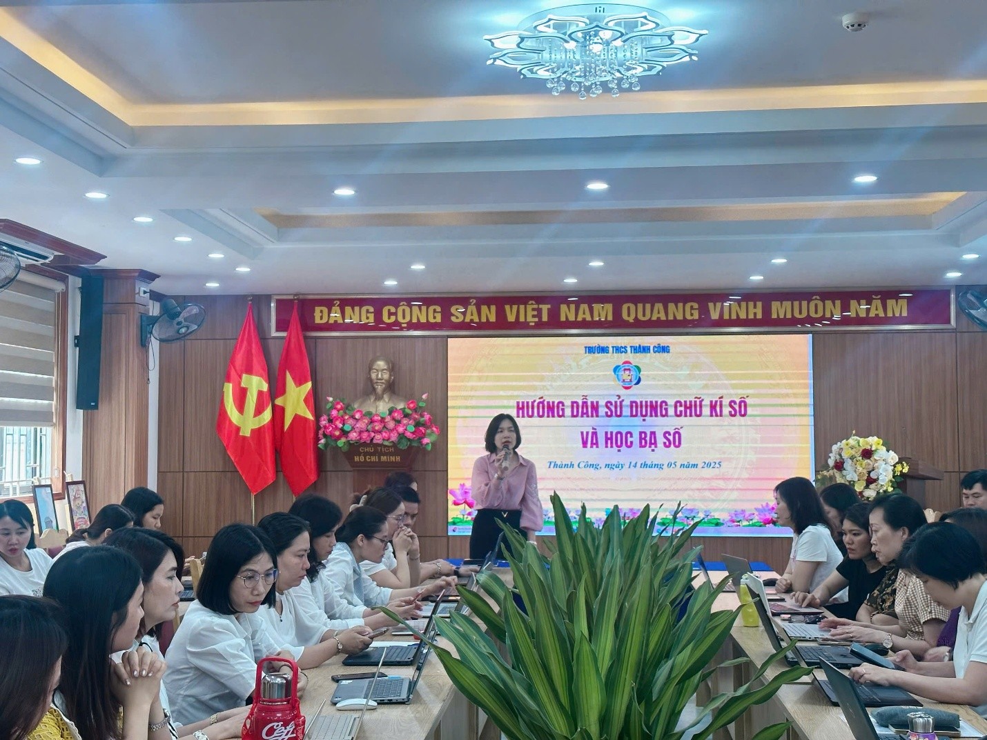 Trường THCS Thành Công (Ba Đình, Hà Nội) tập huấn triển khai học bạ số và chữ kí số