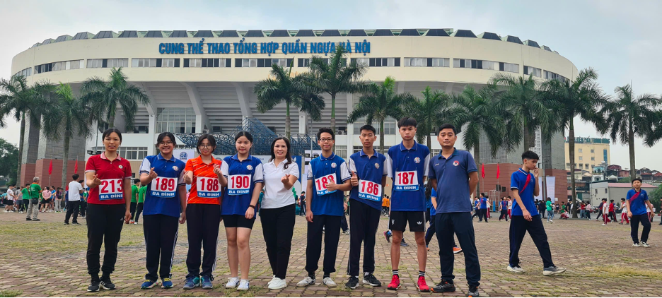 Thầy trò trường THCS Thành Công với tinh thần thể thao sôi nổi tại giải chạy Báo Hà Nội Mới lần thứ 50 – Vì Hoà Bình năm 2025