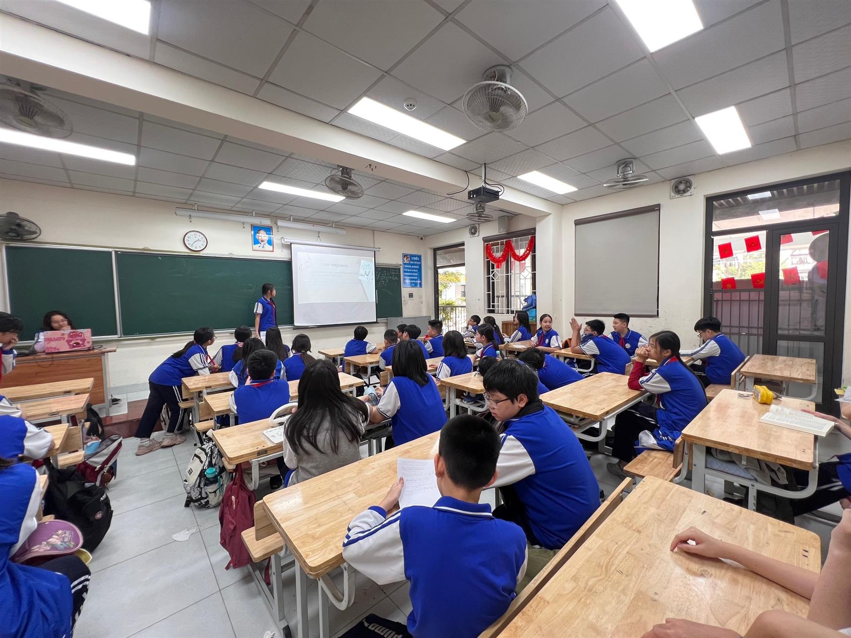 Học trò lớp 6A5 cùng lan tỏa vẻ đẹp của những trang sách tuổi thơ