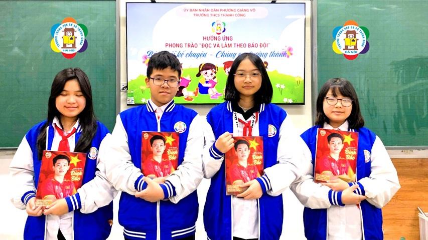 Niềm vui đặc biệt khi học sinh lớp 6A6 đón nhận Báo Thiếu niên Tiền phong số 24