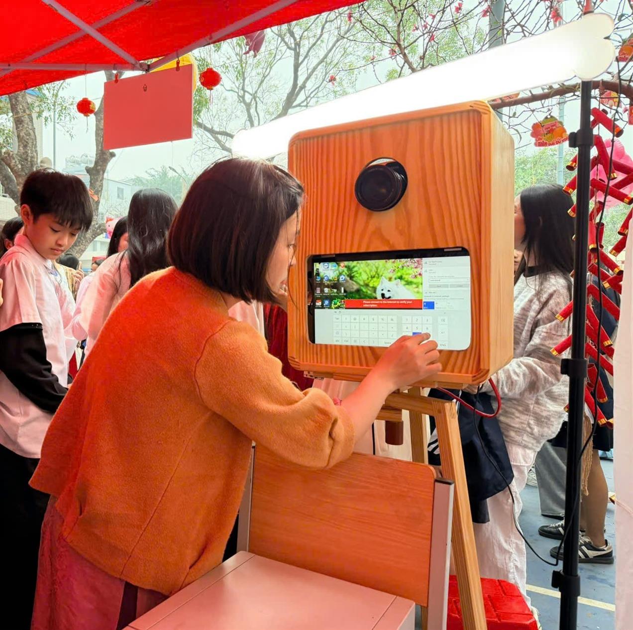 Không gian lớp 7A9 tại Gala Chào xuân của trường THCS Thành Công - nơi quá khứ bắt tay cùng hiện đại.