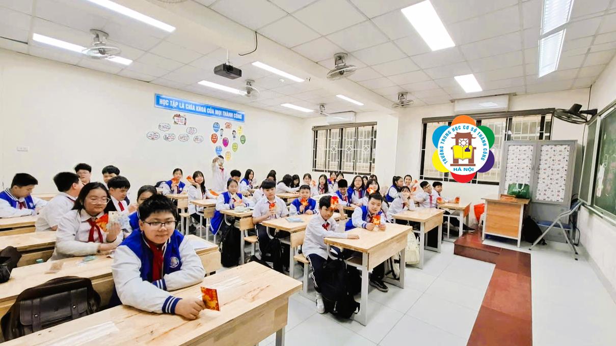 Khoảnh khắc khai xuân dễ thương của tập thể lớp 6A5 trường THCS Thành Công