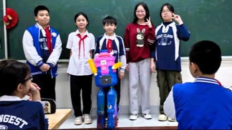 Hãy cho tôi rác! – Thông điệp từ người bạn nhỏ thùng rác đáng yêu của 6A7