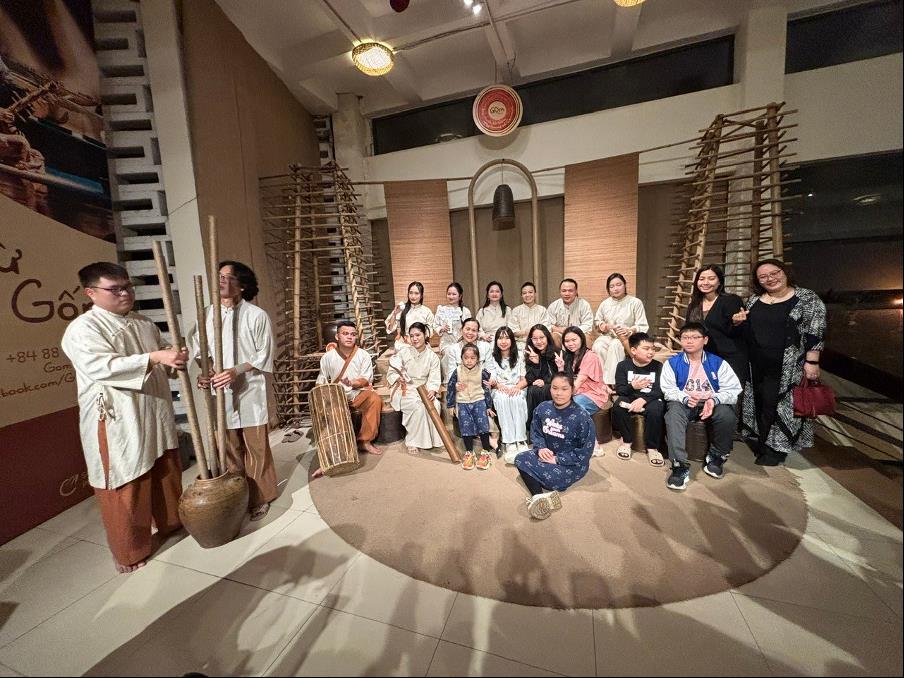 Phụ huynh và cô trò lớp 6A5 cùng lắng nghe các sản phẩm từ gốm cất tiếng hát tại Gom Show