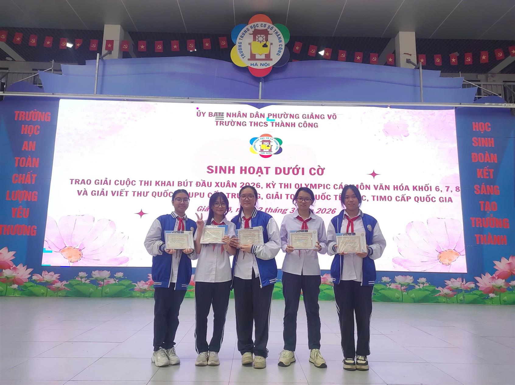 Những bông hoa rực rỡ của lớp 8A2