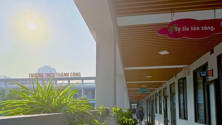 “Hoa gọi nắng” nơi góc sân trường
