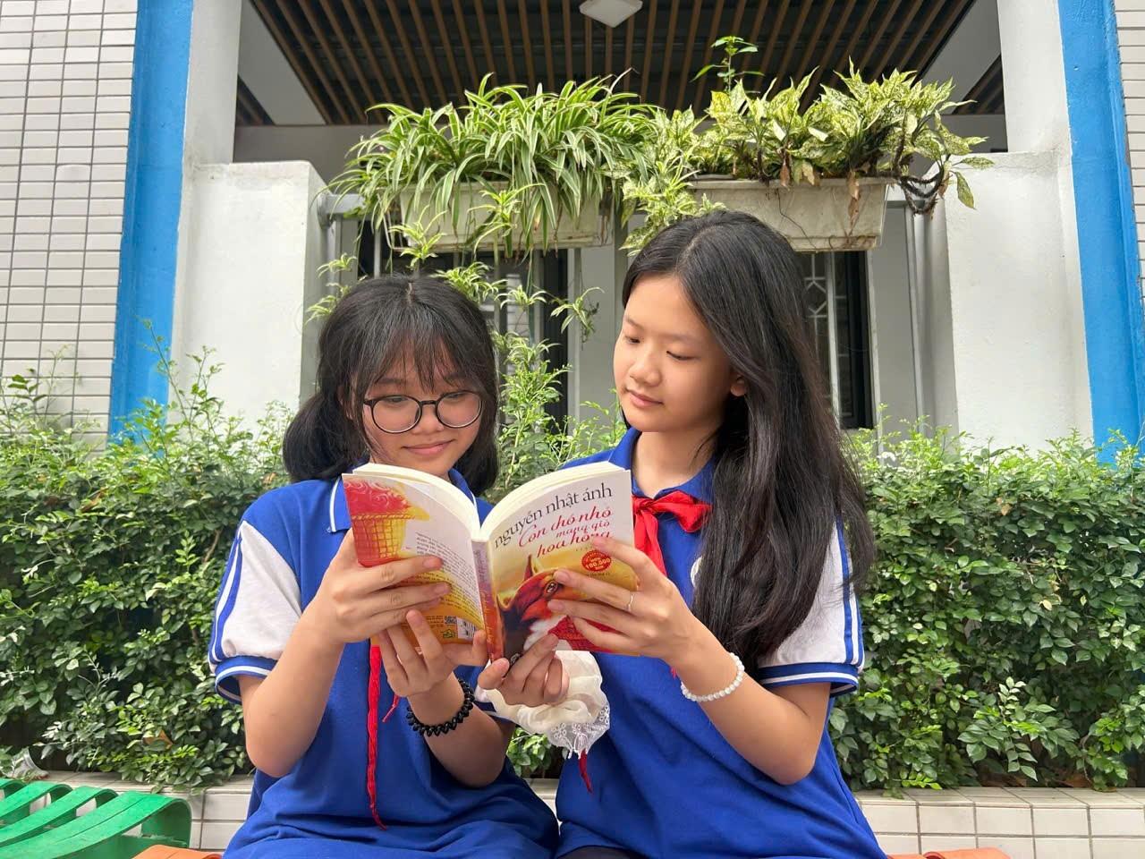 “Con chó nhỏ mang giỏ hoa hồng” - Thế giới tuổi thơ đầy yêu thương