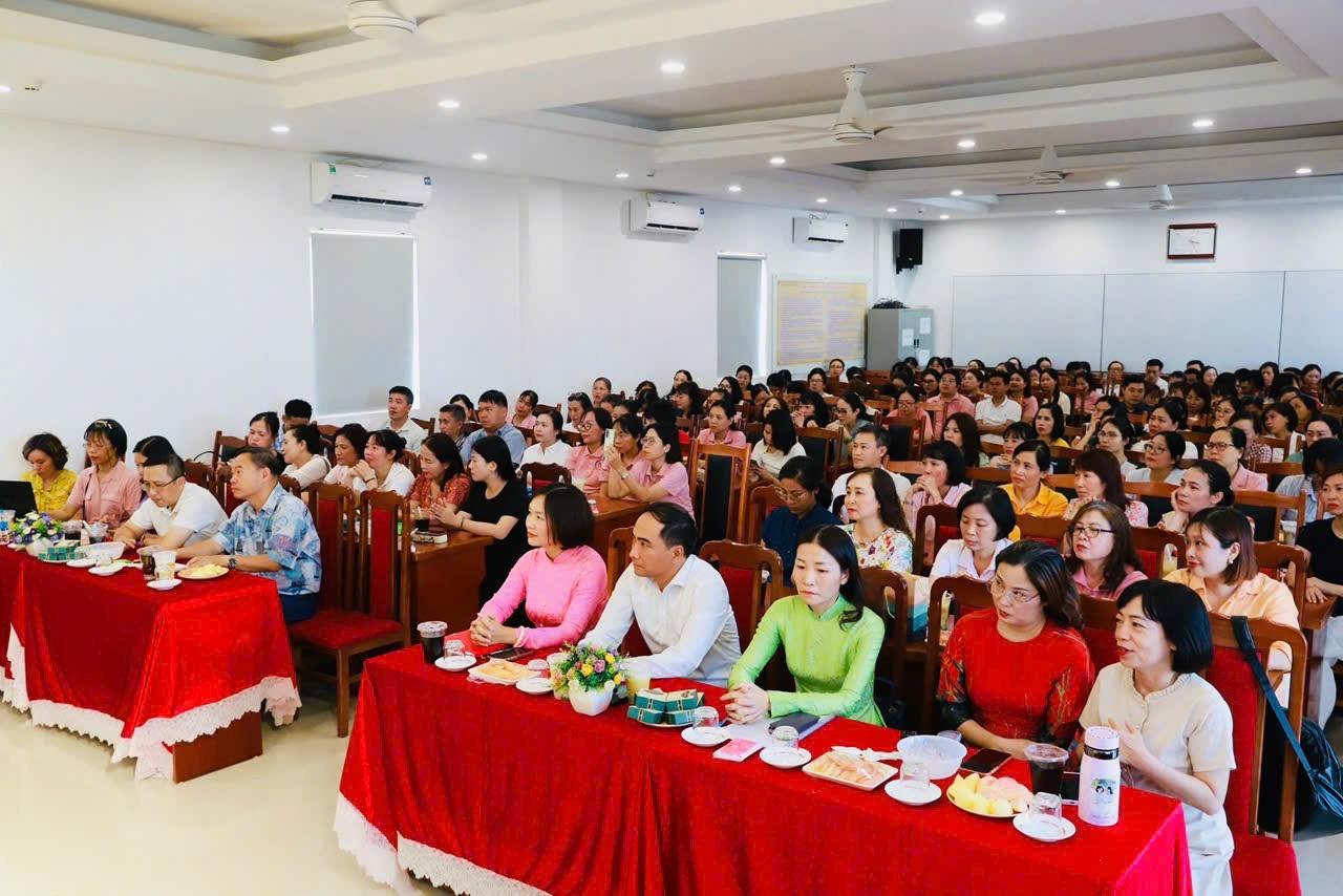 Buổi họp Hội đồng sư phạm đầu tiên sau sáp nhập của Trường THCS Thành Công