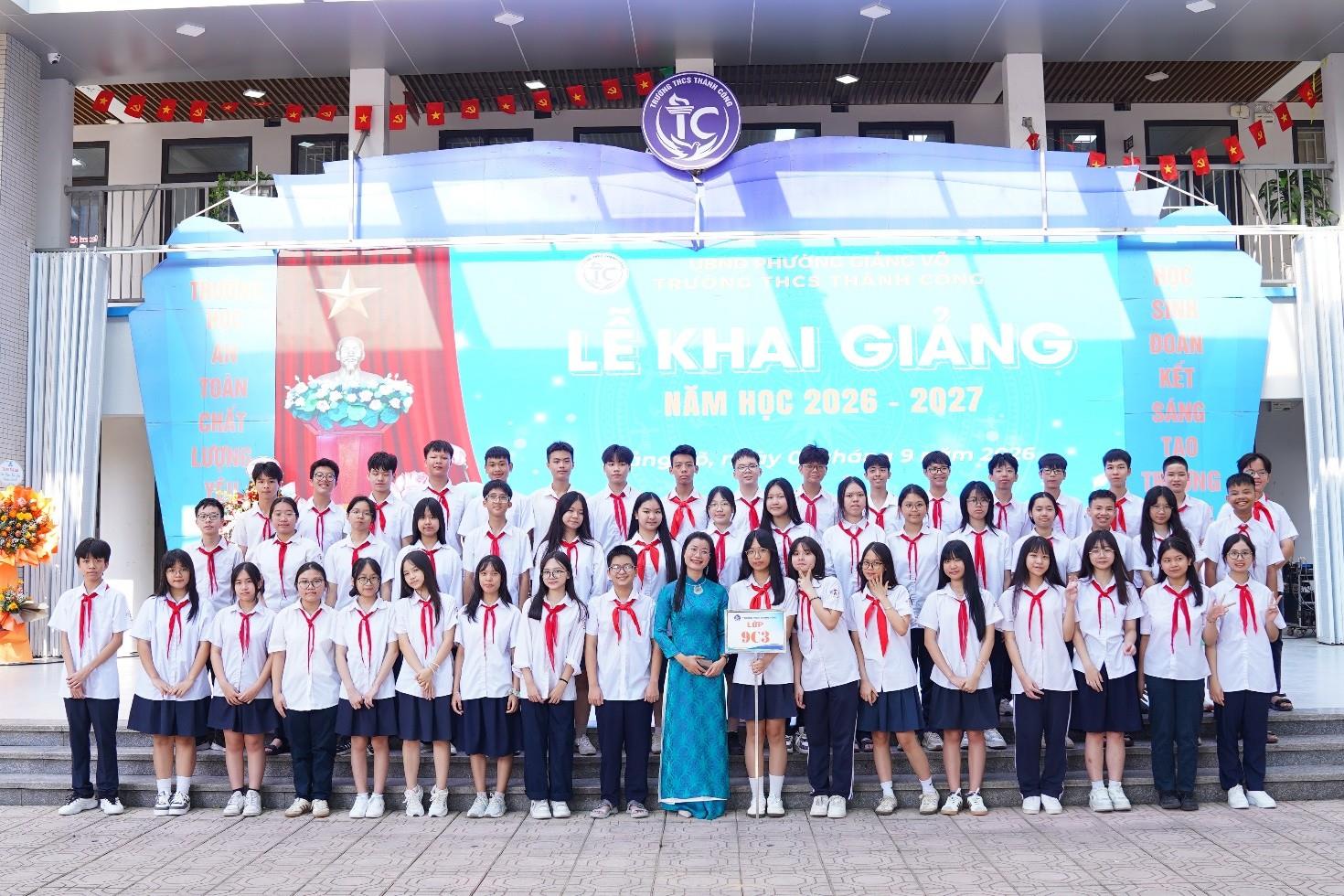 Mùa thu cuối cùng dưới vòm xà cừ
