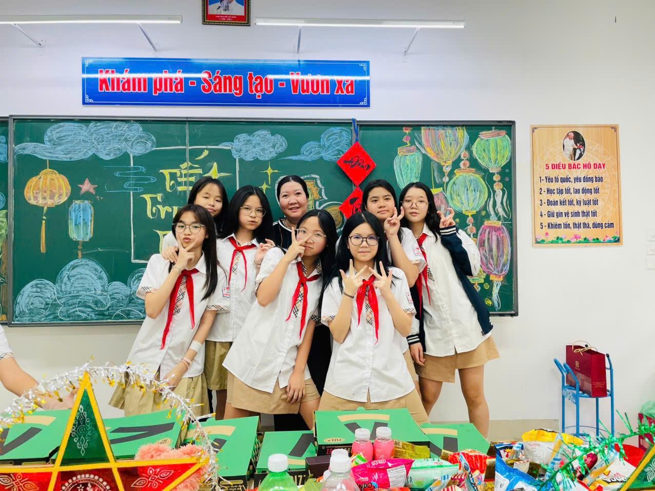Khi tấm bảng lớp hóa thành bức tranh trung thu rực rỡ