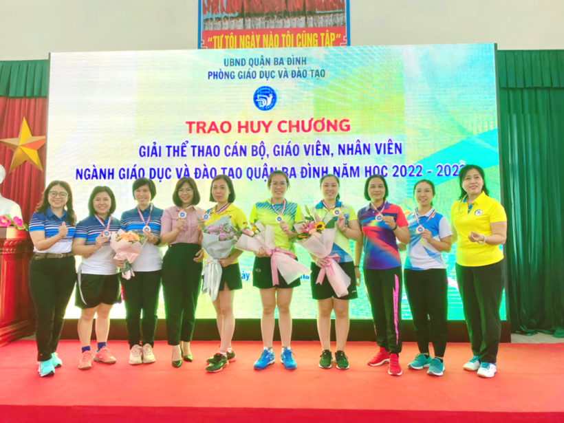 A group of children posing for a photo

Description automatically generated with medium confidence