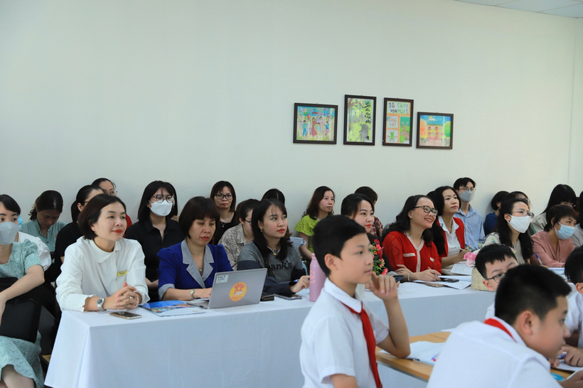 A group of people sitting at a table with laptops

Description automatically generated with medium confidence