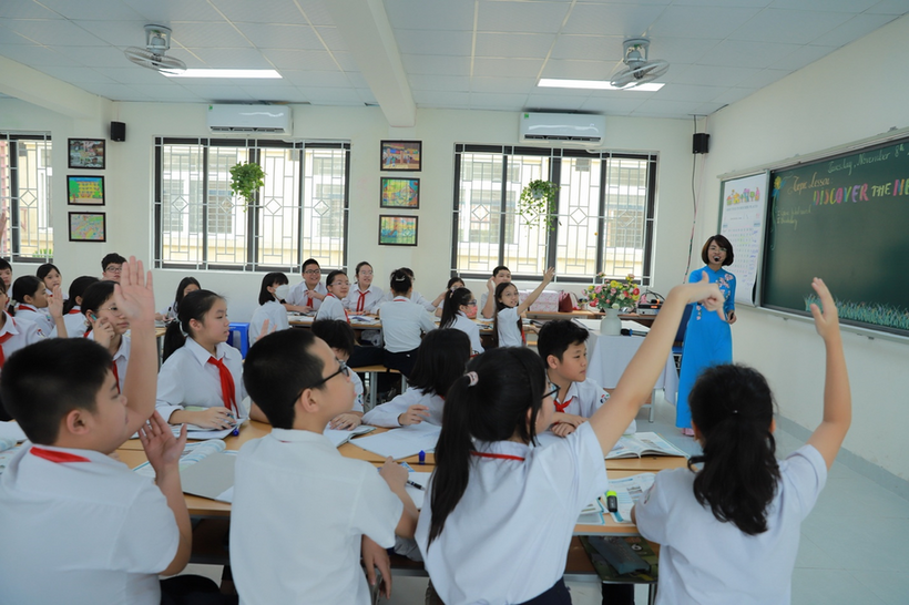 A group of students in a classroom

Description automatically generated with medium confidence