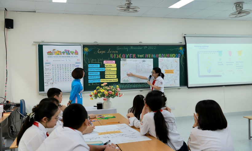 A person teaching a class

Description automatically generated with low confidence