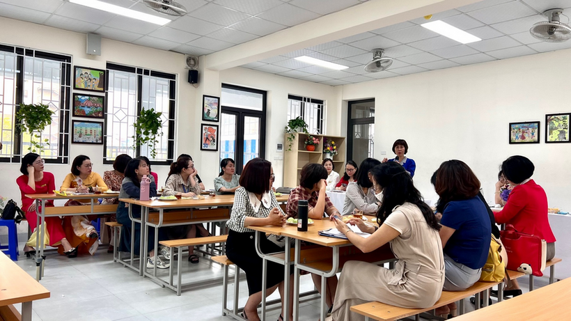 A group of people sitting at tables

Description automatically generated with medium confidence