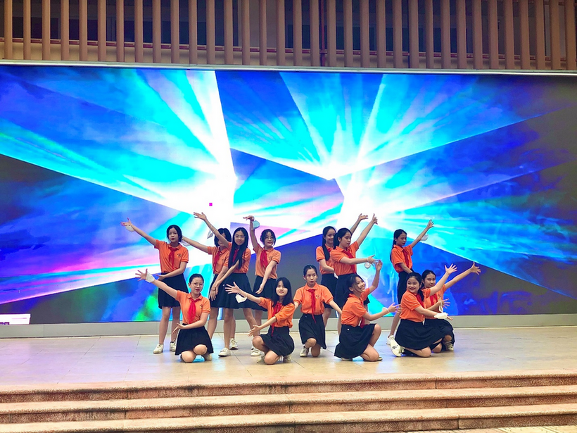 A group of people posing for a photo

Description automatically generated with medium confidence