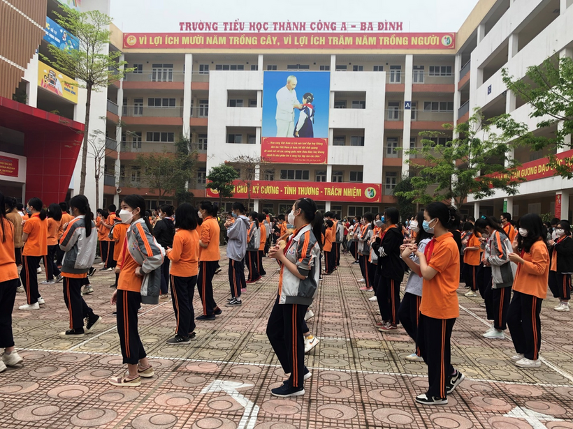 A group of people in a street

Description automatically generated with low confidence